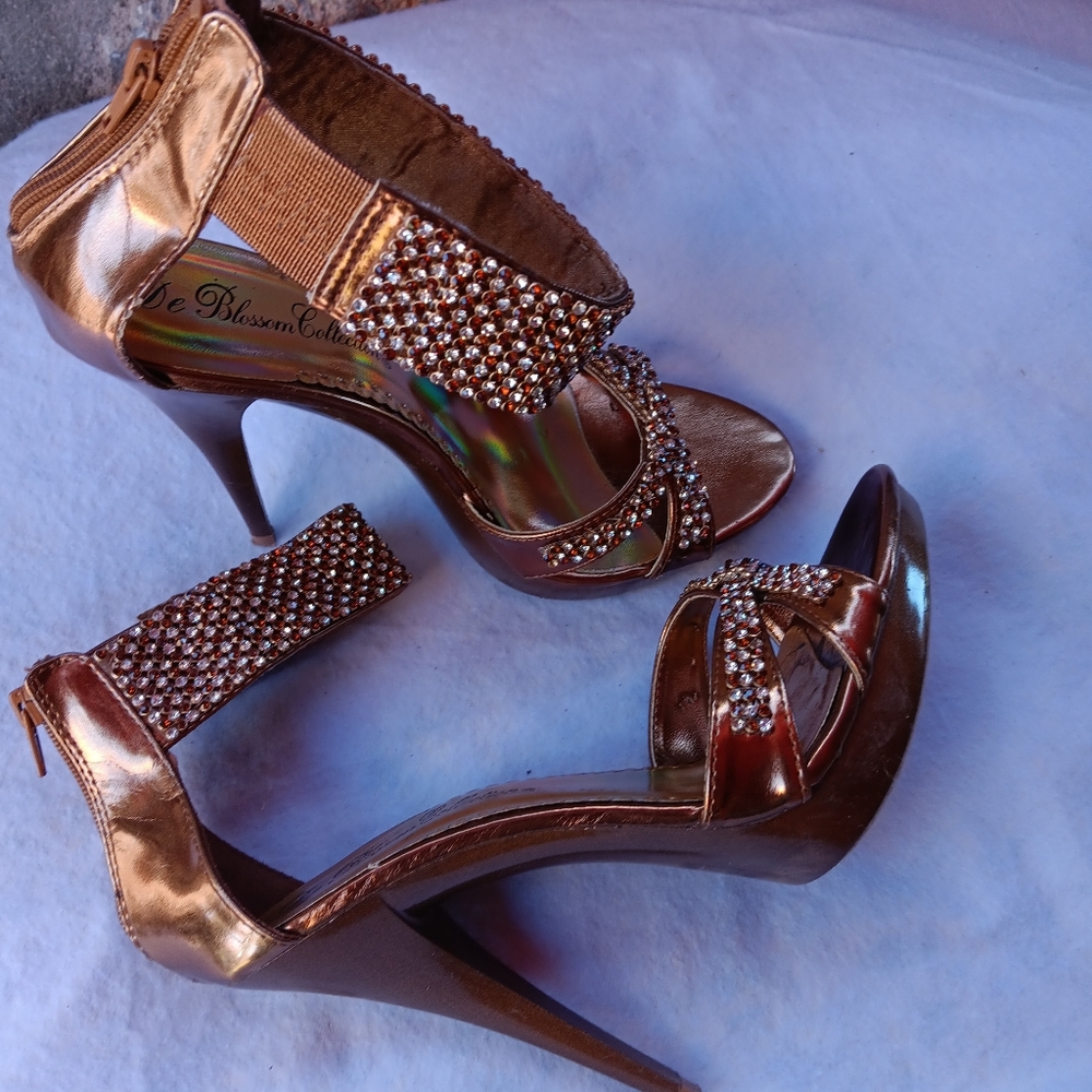 Gold vintage glam pumps - size 7.  Worn once for prom.